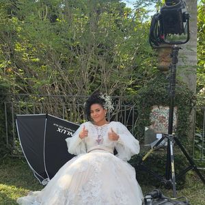 Em 'Vale Tudo', Maria de Fátima (Bella Campos) apostou em um vestido deslumbrante, com acessório no cabelo, para ensaio de fotos na última terça-feira (08).