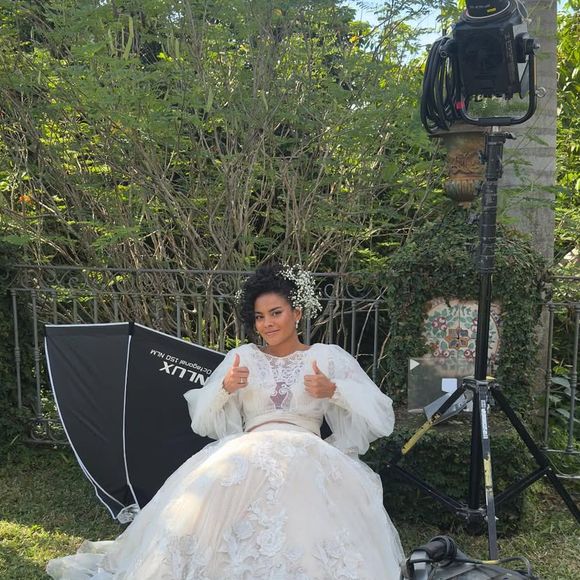 Em 'Vale Tudo', Maria de Fátima (Bella Campos) apostou em um vestido deslumbrante, com acessório no cabelo, para ensaio de fotos na última terça-feira (08).