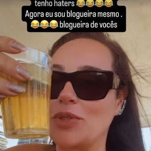 Cida Renault, irmã mais nova de Ana Paula, vai à praia após morte do pai e é detonada nas redes