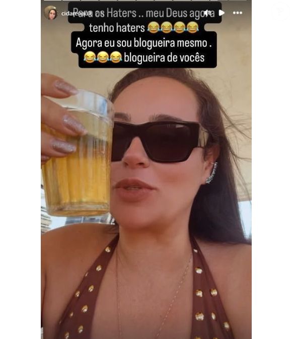 Cida Renault, irmã mais nova de Ana Paula, vai à praia após morte do pai e é detonada nas redes