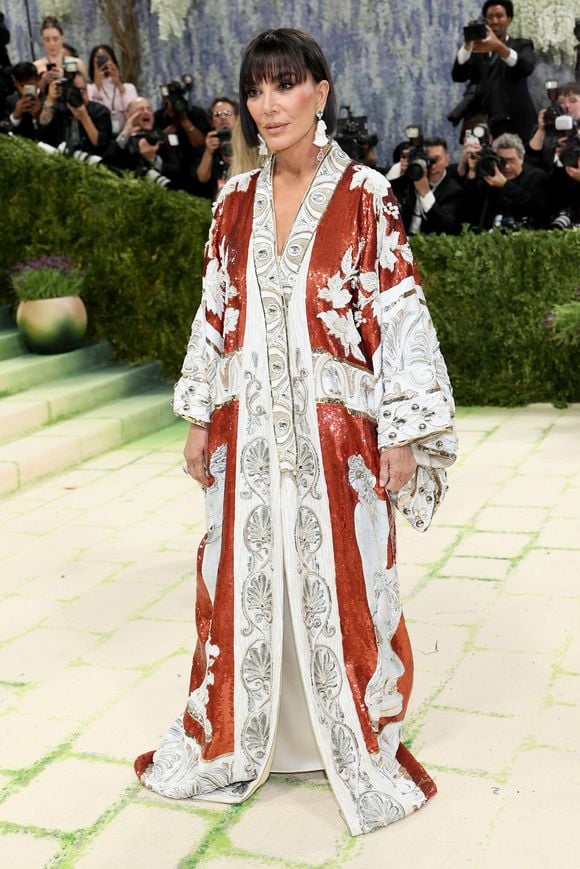A mamãe Kris Jenner marcou presença no Met Gala 2026 com um macacão todo bordado, repleto de aplicações, que remeteu às vestimentas tradicionais de gueixa