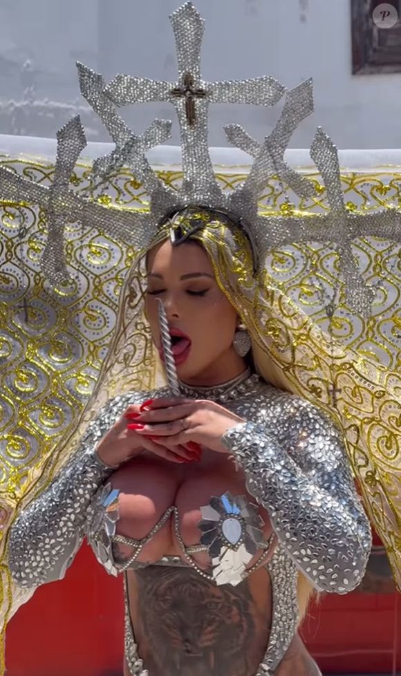 Andressa Urach usou símbolos religiosos em sua fantasia