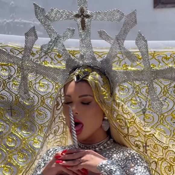 Andressa Urach usou símbolos religiosos em sua fantasia