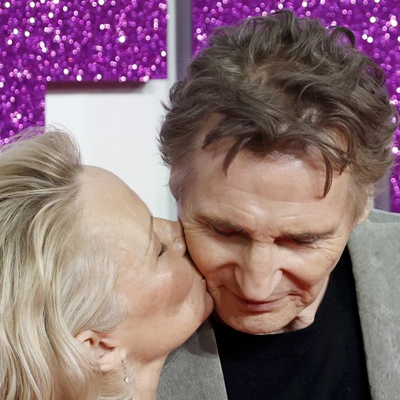 Pamela Anderson e Liam Neeson: rumores apontam um possível envolvimento amoroso entre os famosos.