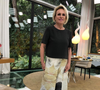 As calças soltas e estampadas, que resgatam a estética dos anos 80, já fazem parte do guarda-roupa de Ana Maria Braga. No Mais Você, programa diário da Globo, a apresentadora costuma aparecer com modelos amplos e cheios de personalidade, mostrando como a tendência pode ganhar espaço também nos looks do dia a dia