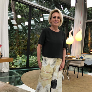 As calças soltas e estampadas, que resgatam a estética dos anos 80, já fazem parte do guarda-roupa de Ana Maria Braga. No Mais Você, programa diário da Globo, a apresentadora costuma aparecer com modelos amplos e cheios de personalidade, mostrando como a tendência pode ganhar espaço também nos looks do dia a dia