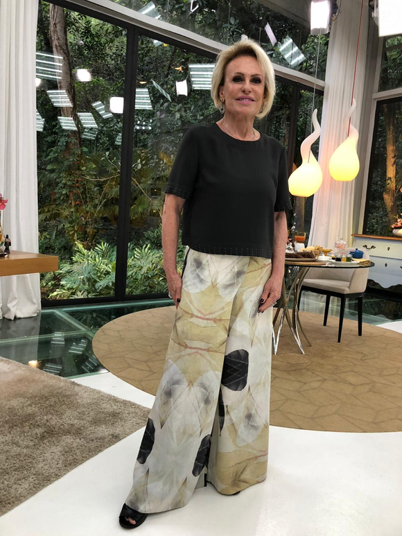 As calças soltas e estampadas, que resgatam a estética dos anos 80, já fazem parte do guarda-roupa de Ana Maria Braga. No Mais Você, programa diário da Globo, a apresentadora costuma aparecer com modelos amplos e cheios de personalidade, mostrando como a tendência pode ganhar espaço também nos looks do dia a dia