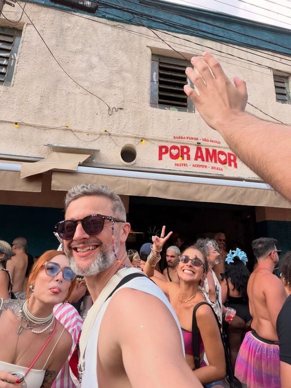 Lucas Lima não esconde do público sua paixão por Carnaval. O músico curtiu diversos blocos de rua em São Paulo durante a folia nos últimos dias