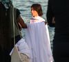 Atriz gravou cenas emocionantes da nova versão de A Viagem com look celestial e atmosfera contemplativa no litoral carioca