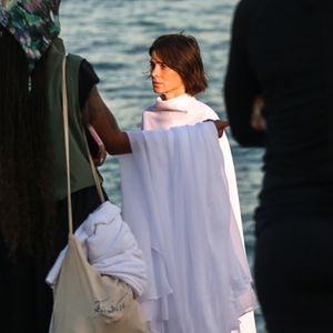 Atriz gravou cenas emocionantes da nova versão de A Viagem com look celestial e atmosfera contemplativa no litoral carioca