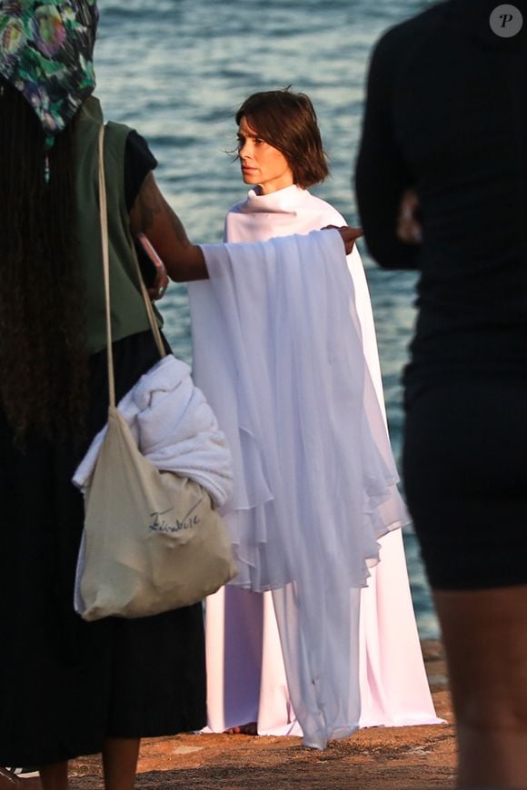 Atriz gravou cenas emocionantes da nova versão de A Viagem com look celestial e atmosfera contemplativa no litoral carioca