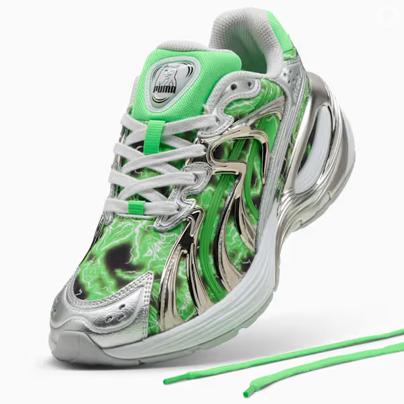 A estética dos anos 2000 voltou a aparecer na moda com referências metálicas, cromadas, holográficas e iridescentes, elementos que ajudam a explicar a aparência futurista do Inverse PUMA x RIPNDIP