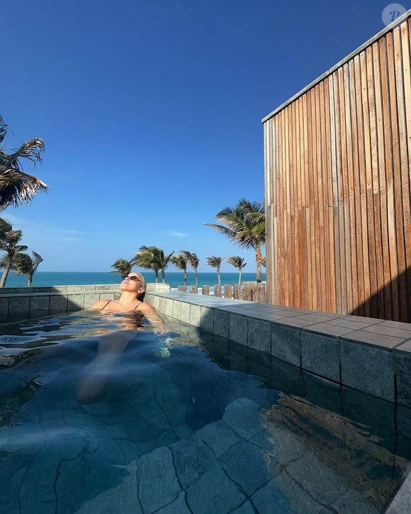 Nesta segunda-feira (13), Marcella Rica publicou algumas fotos de biquíni aproveitando a piscina de um hotel