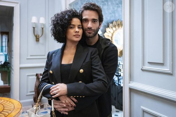 Afonso (Humberto Carrão) e Maria de Fátima (Bella Campos) chegam de viagem.