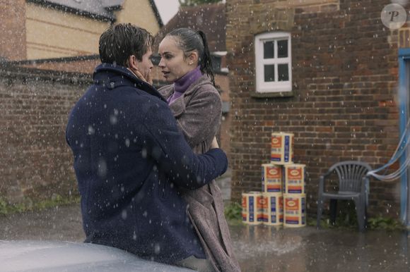 No livro, Jamie realiza uma viagem com Eleanor, mas no filme Anna faz o percurso sozinha após a morte dele