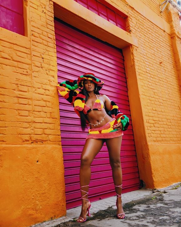Iza quis incluir looks vibrantes no clipe de 'Gueto'
