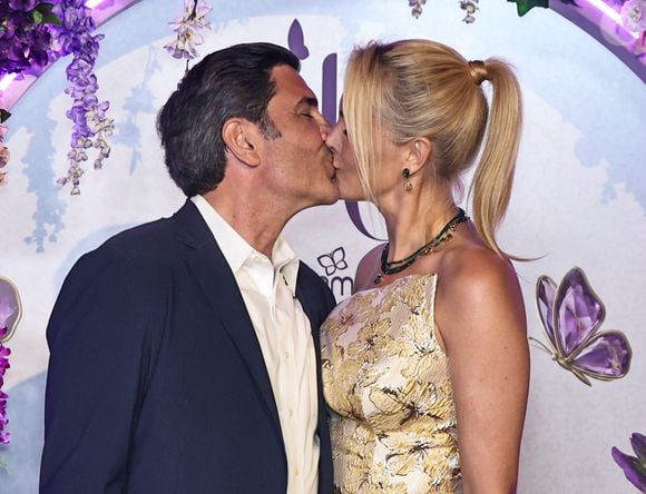 Ana Hickmann e Edu Guedes trocaram um beijão durante a festa de 40 anos da Rommanel, em São Paulo