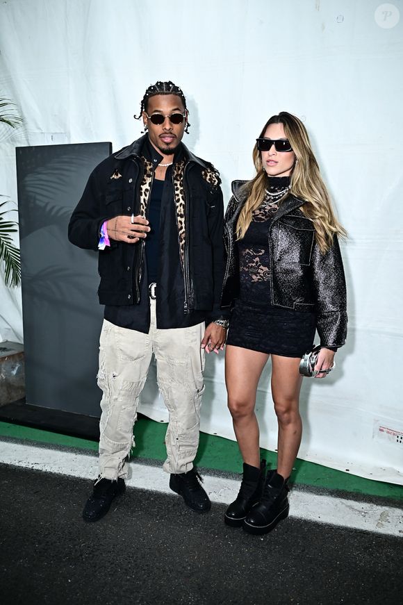 O ex-BBB Paulo André, P.A, foi acompanhado pela namorada com looks pretos e animal print! Estilosíssimos