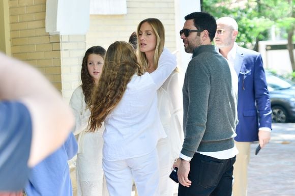 Schynaider Moura ganha conforto de uma das filhas na missa de 7º dia da primogênita, Anne Marie, em 30 de setembro de 2025