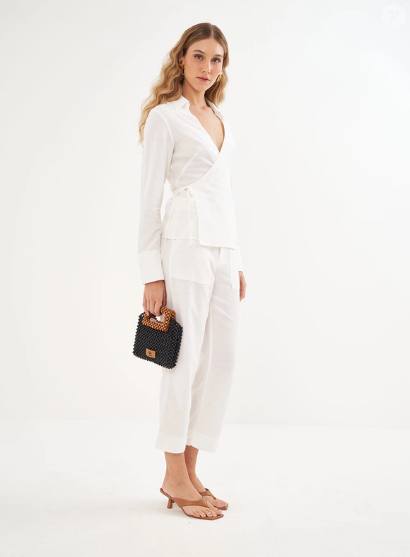 A mistura de viscose e algodão faz da camisa Riviera, da Colcci, uma opção leve, sofisticada e ideal para quem busca elegância sem abrir mão do conforto