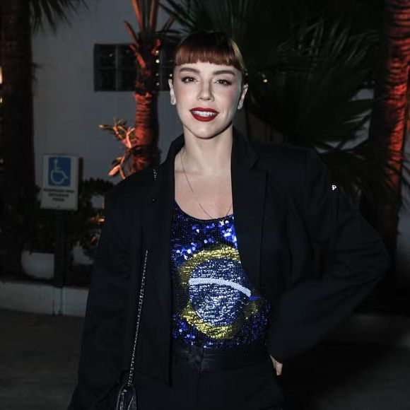 Alice Wegmann chama atenção com top patriótico em evento do remake de 'Vale Tudo'