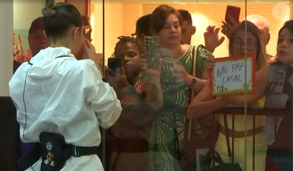 Além das fofocas sobre Belo e Aline, um cartaz pedia para Renata evitar formar casal no programa — sugestão prontamente aceita pela sister: “Sai pra lá, cruz credo!”