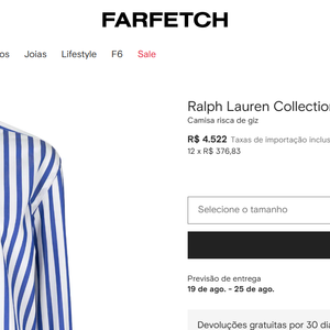 A camisa usada por Isabelle Drummond tem visual clássico e é bastante semelhante a um modelo da Ralph Lauren Collection, com risca de giz, gola clássica, mangas longas e fechamento por botões. A peça é encontrada por R$ 4.522 no site da Farfetch