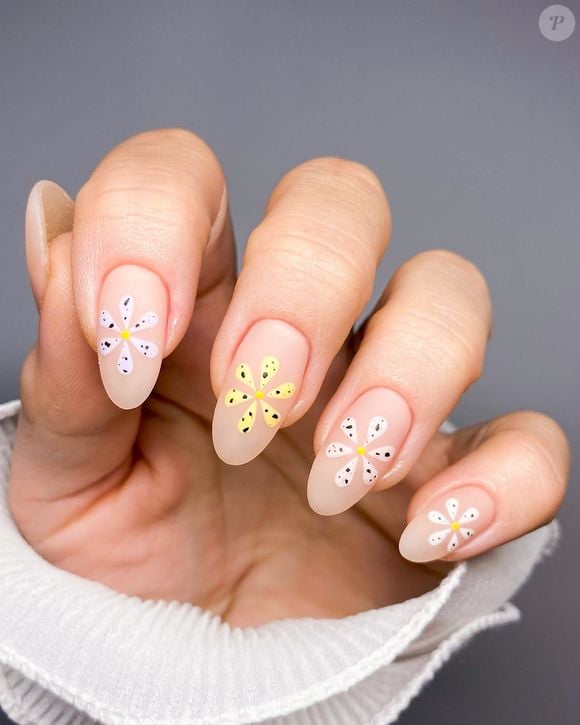 Unhas decoradas clarinhas com nail art floral delicada para combinar com a estação: tenha a Primavera nas pontas dos dedos
