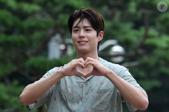 Em novo drama, ator vive romance na ilha de Jeju com personagem de IU em 'Se a Vida Te Der Tangerinas'