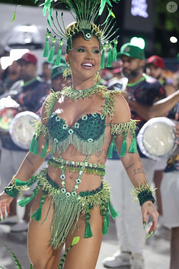 Virgínia Fonseca assumiu que está treinando pesado para ficar com o corpo sarado para o desfile