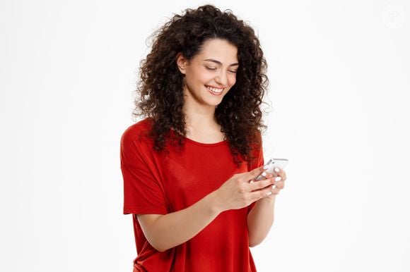 O uso excessivo do celular pode causar um fenômeno psicológico silencioso chamado alucinações invertidas, segundo especialistas em psicologia