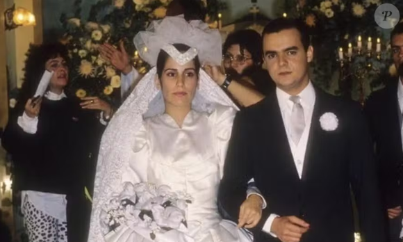 No fim de 'Vale Tudo', Maria de Fátima, perdoada por Raquel, prefere deixar o filho com a mãe e partir para o casamento com um príncipe italiano armado por César