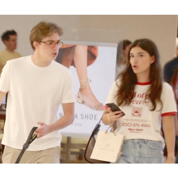 Filho mais velho de Angélica e Luciano Huck, Joaquim vai às compras de Natal com a namorada em shopping do Rio e fofura do pet do casal rouba a cena