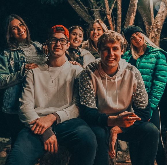 Influenciadora apareceu ao lado de Pedro Rezende em foto antiga publicada pelo youtuber, e internautas reagiram com comentários nostálgicos