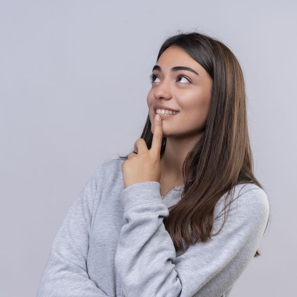 Mais de dois mil anos depois, o ensinamento de Sócrates sobre felicidade segue atual. Descubra por que a reflexão do filósofo ainda faz tanto sentido