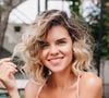 As ondas lindas e volumosas começam com uma técnica clássica: os bobes quentes aquecidos na água criam movimento, brilho e muito mais corpo aos fios