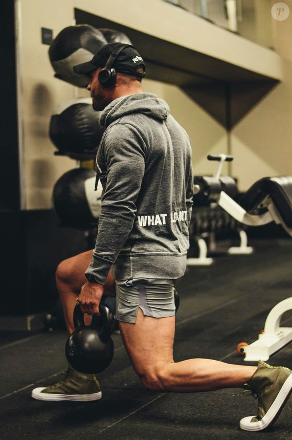 Por isso, o preparador físico Dan Fahey, fundador da Gritty Soldier Fitness, propõe uma rotina de 15 minutos que exige apenas um kettlebell