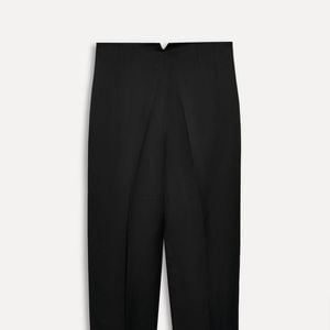 Inspirada no visual elegante de Carolina Herrera, a nova calça de linho da Zara aposta em modelagem ampla e tecido fresco para os dias quentes. O modelo custa R$ 439,00