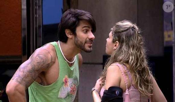 O embate entre Ana Paula Renault e Renan Oliveira no BBB 16 voltou a repercutir após Boninho comentar o caso e o ex-brother rebater as declarações do diretor nas redes sociais