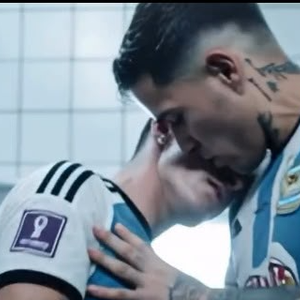 Beijão entre Enzo Fernández e Julián Álvarez roubou a cena em vídeo de IA inspirado em Danceteria