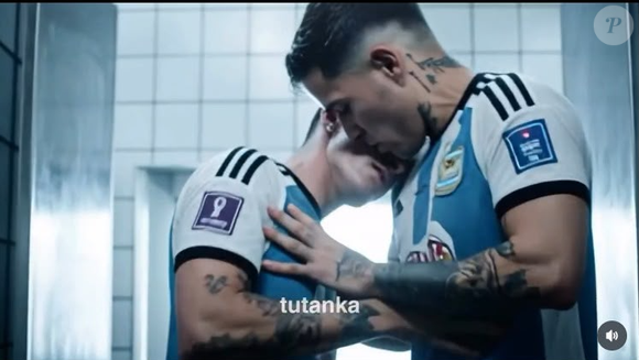Beijão entre Enzo Fernández e Julián Álvarez roubou a cena em vídeo de IA inspirado em Danceteria