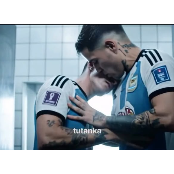 Beijão entre Enzo Fernández e Julián Álvarez roubou a cena em vídeo de IA inspirado em Danceteria