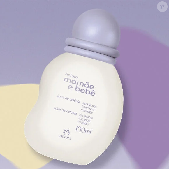 O Mamãe e Bebê Relaxante, da Natura, traz uma interpretação mais reconfortante do tradicional 'cheirinho de bebê'. Diferente da versão tradicional, associada à lavanda clássica e aos cítricos leves, a fragrância destaca camomila e lavanda com fundo de sândalo e musk