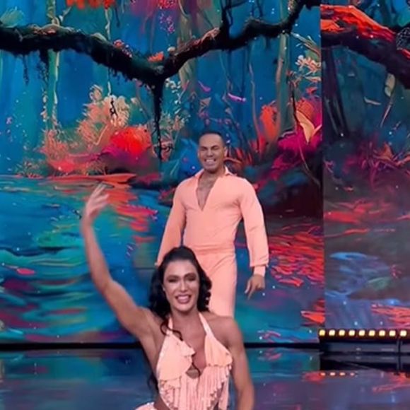 Ao final da apresentação, Gracyanne Barbosa levou a mão ao joelho, sinalizando que estava com dor