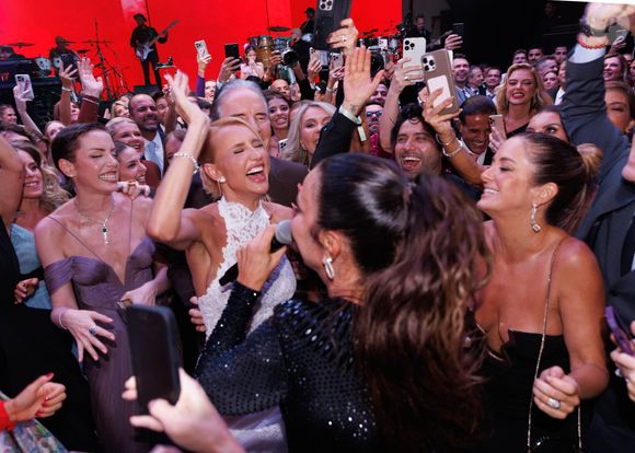 Ivete Sangalo agitou os convidados da festa de renovação de votos de Roberto Justus e Ana Paula Siebert