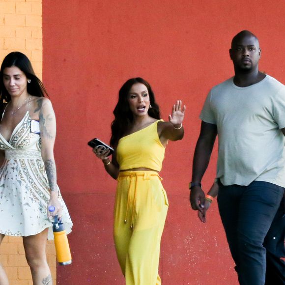 Anitta gravou um comercial no Rio de Janeiro e foi fotografada por um paparazzo, confirmando que não deixou as terras brasileiras