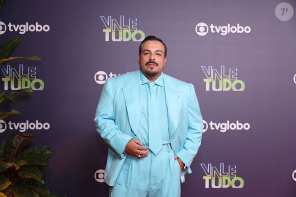 Luis Lobianco brilhou em look azul no lançamento da novela 'Vale Tudo', em março de 2025