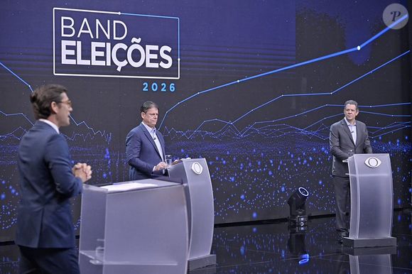 Primeiro debate para o governo do estado de São Paulo foi marcado por acusação de agressão a fotógrafo - na foto, Rodolfo Schneider, diretor-geral de Jornalismo e Esporte do Grupo Bandeirantes de Comunicação, entre Tarcísio de Freitas e Fernando Haddad