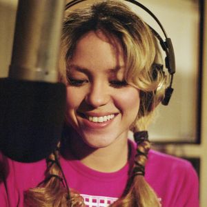 Shakira nasceu no ano de 1977 e se identificou com a música logo nos primeiros anos de vida
