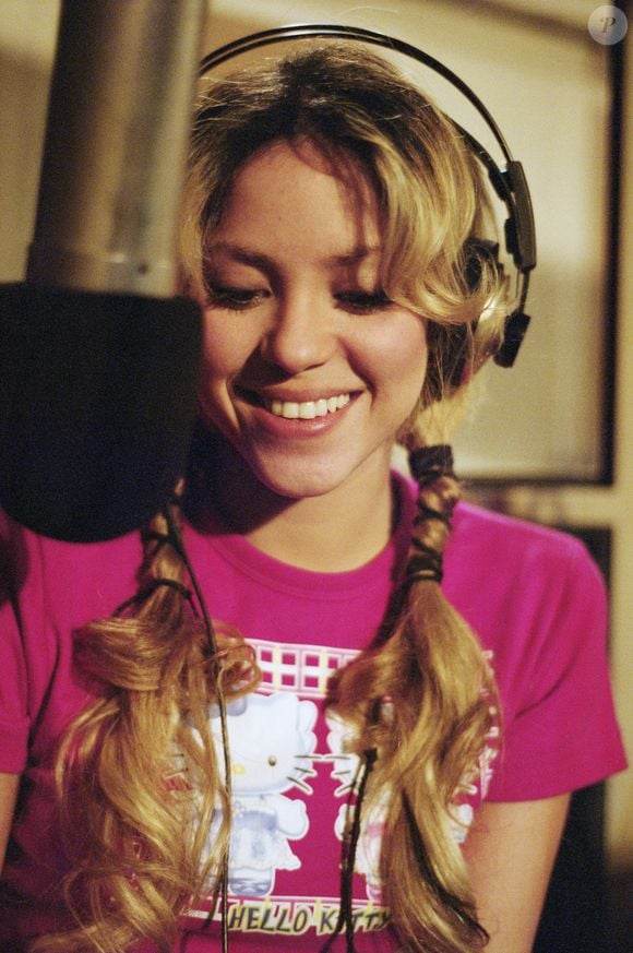 Shakira nasceu no ano de 1977 e se identificou com a música logo nos primeiros anos de vida